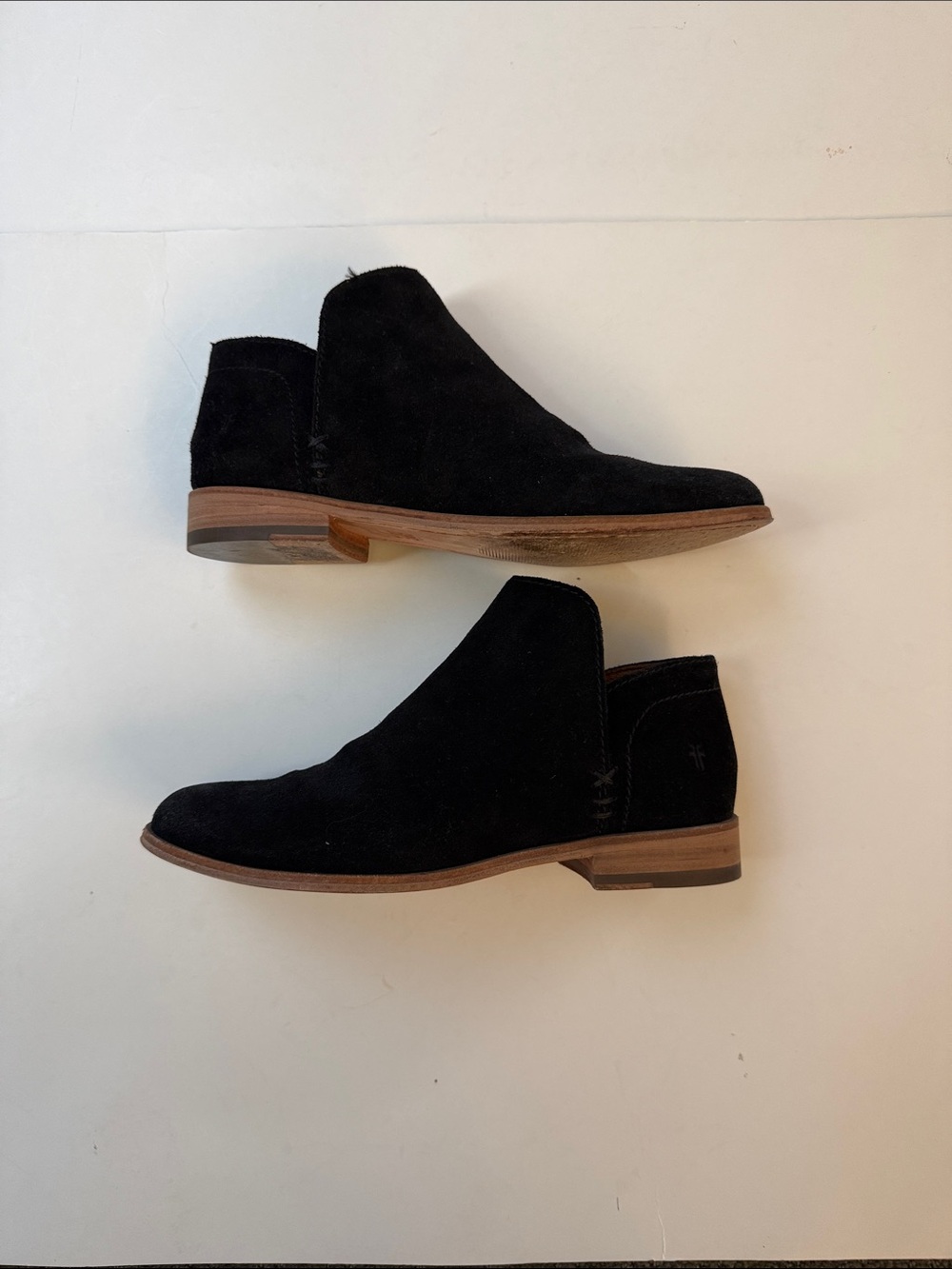 FRYE CLASSIC WOMEN’S BLACK SLIP ON SUEDE ANKLE BOOTIE 7.5